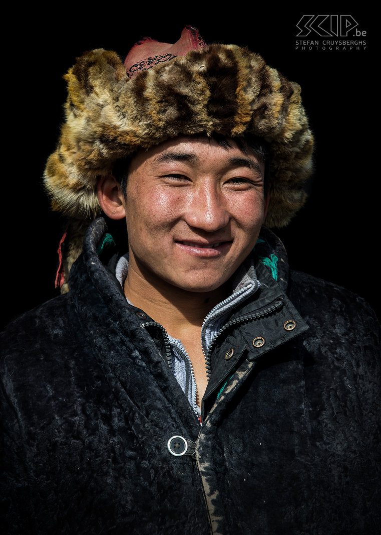 Ulgii - Bazarbai Portret foto van Bazarbai, een bekende Kazakse arendjager van de nieuwe generatie. Zij zullen er voor zorgen dat deze oude unieke tradities bewaard zullen blijven. Stefan Cruysberghs